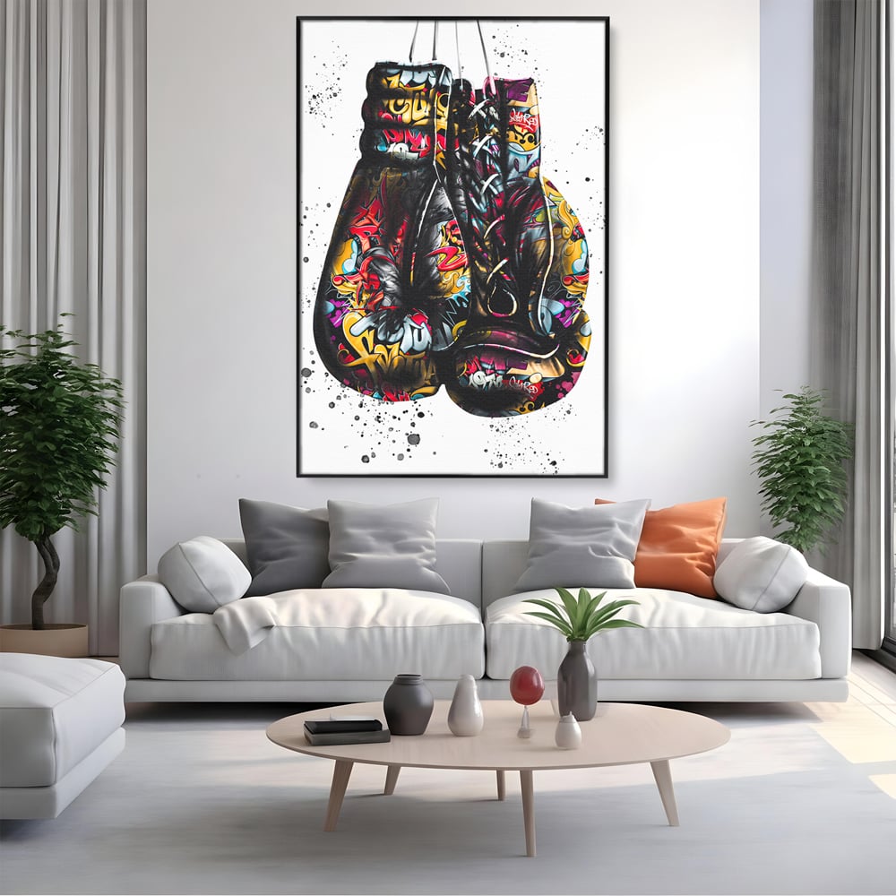Tablou canvas cu tablou canvas cu manusi de box, in rama de aluminiu negru, pe perete intr-un living